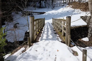 雪の残る橋