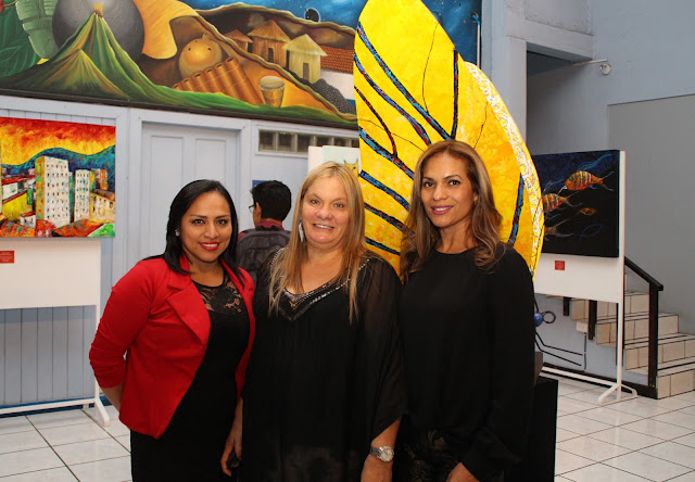 Lizeth González en medio y dos visitantes de la galería el día de la inauguración.