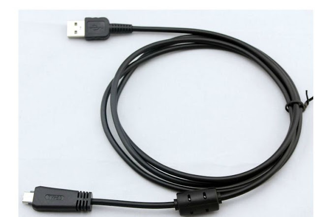 Dây cáp USB dành cho các bạn thuê máy ảnh có thể chép dữ liệu ra máy tính.