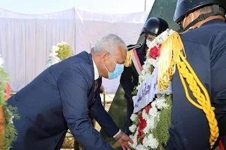 وضع أكاليل الزهور علي قبر الجندي المجهول بمناسبة عيد الشرطة بالسويس