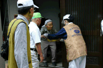 慈濟志工於矢田集落村熱食發放，居家關懷送熱食給當地老婆婆。