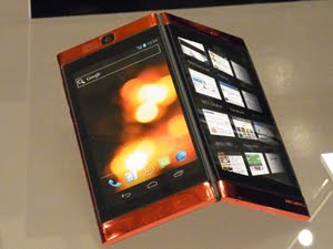 NEC Pamerkan Smartphone Android Dua Layar Sekaligus Tablet