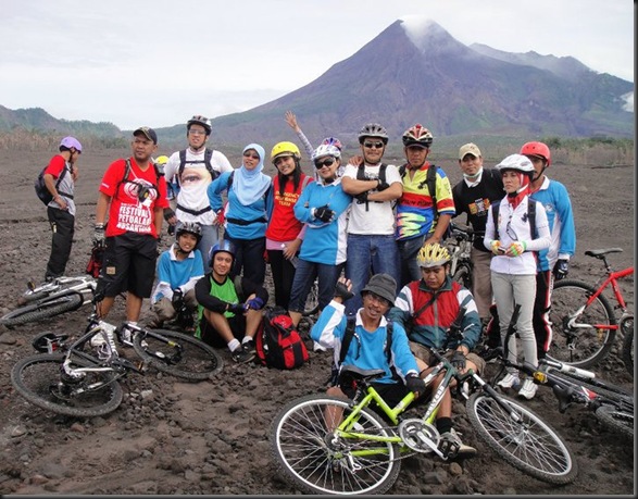 Wisata-Sepeda-Merapi-Lava-Tour-Kali-Gendol-2011