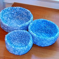 http://translate.googleusercontent.com/translate_c?depth=1&hl=es&rurl=translate.google.es&sl=en&tl=es&u=http://www.petalstopicots.com/2012/03/green-crocheting-fabric-nesting-baskets-pattern/&usg=ALkJrhiiN2xaDn_9txdO1XygmN-dInKWig