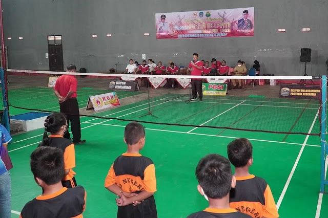 Plt Bupati Nganjuk Marhaen Djumadi memberikan arahan dalam pembukaan kejuaraan bulu tangkis Piala Bupati Nganjuk tahun 2022 di GOR Bung Karno Nganjuk, Senin 4 Juli 2022