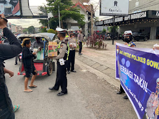 Jelang Buka Puasa, Satlantas Polres Gowa Bagi Takjil dan Sampaikan Himbauan