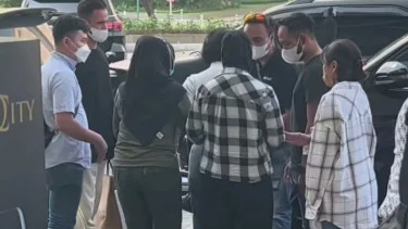 Netter yang melihat video penangkapan Nikita Mirzani justru menyoroti aksi Arkana yang menangis. Mereka mengaku kasihan melihat Arkana, namun juga kesal dengan perbuatan Nikita Mirzani yang seakan tak memikirkan anak-anaknya pula.  " kasian anak nya???????? tp klo liat kelakuan emak ny bikin gedek," komentar @ intan.bebey.  " Makanya jgn byk tingkah,kasian ank2nya gara2 emaknya ank ikut susah," sahut @ nitha8851.  " Kasian liat anaknya nangis gitu ketakutan, tp kalo ingat emak nya ????????," timpal @ annidaashaq  " Ksian banget ngliat anaknya ketakutan gitu ampe nangis. Niki ih kalau ada masalah aja bawa bawa anak. Bisa nya blg rachel ada masalah bawa anak. Tp kalau ngliat bacotnya kmren ampunn dahhh kaya ironman," sambung @ nitipdongsis__.