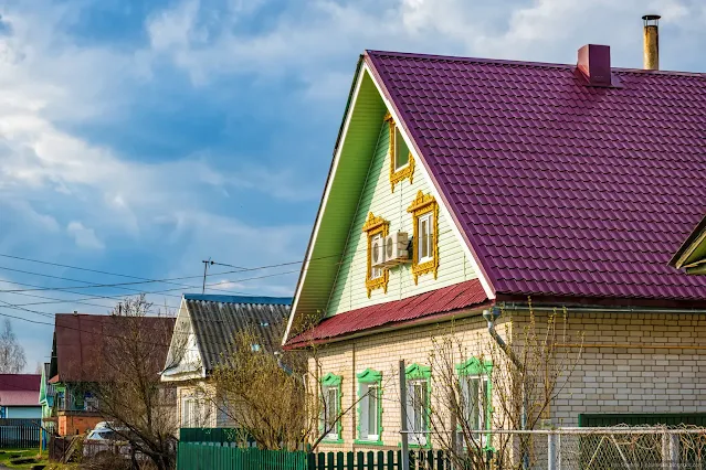 Резные наличники на кирпичном доме