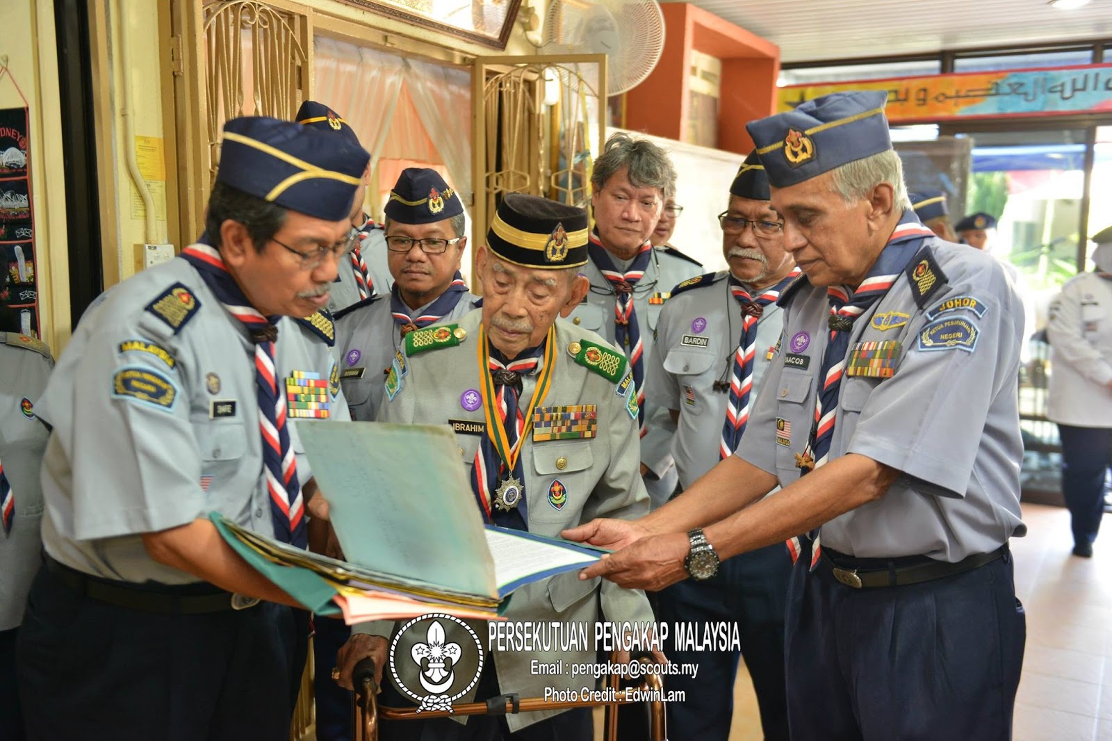 Kunjung Hormat Ketua Pengakap Negara ke Rumah Mantan Ketua ...