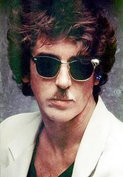 Foto de Charly García con lentes oscuros