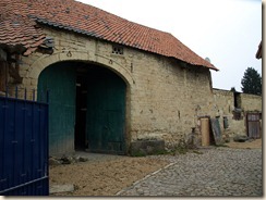 Maret, Avenue Henri Pirard: boven de poort van de schuur leest men "Anno 1639"