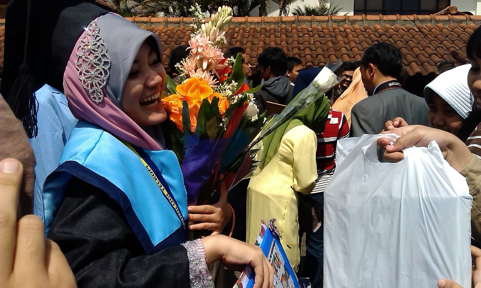 Bingung Kado Wisuda Here They Are Angsa Jenius