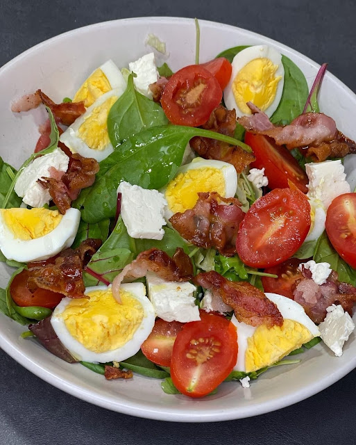Classic Spinach Salad with Bacon, Eggs, and Feta: A Wholesome and Flavorful Bowl