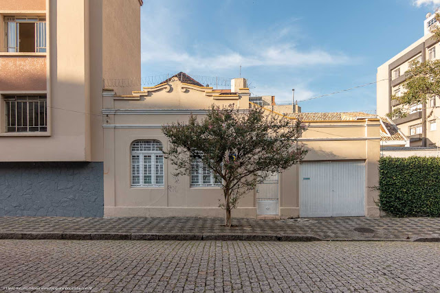 Casa de madeira com fachada em alvenaria na Rua Paula Gomes