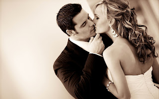 couple kiss photos