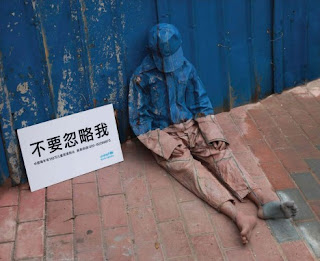 Homem sem casa. Homeless man. UNICEF contra moradores de rua. Homem invisível na calçada.