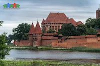 Malowniczo położony nad brzegiem Nogatu Zamek w Malborku to największy ceglany zamek na świecie i obiekt wpisany na listę UNESCO.