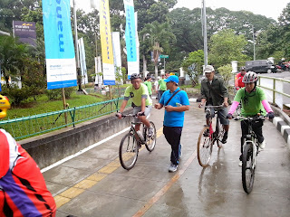 Pejalan kaki berjalan berdampingan  dengan pesepeda bogor