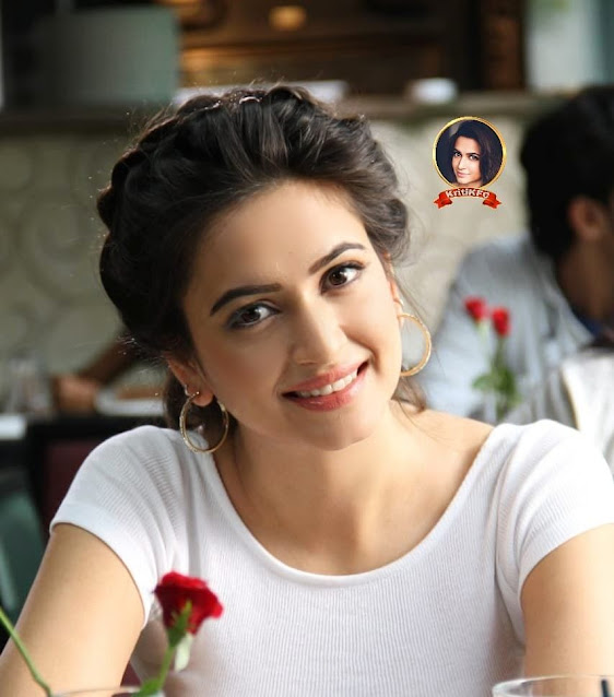 Kriti Kharbanda With Rose