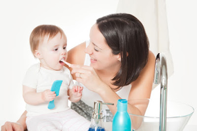 Những lưu ý khi chăm sóc răng miệng cho trẻ dưới 1 tuổi