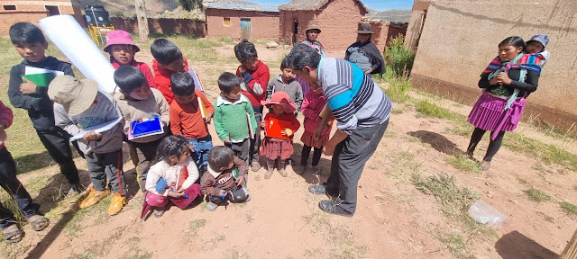 Danach fuhren wir weiter zur Irupampa-Bildungseinheit. Beides sind kleine Schulen weit entlegen in den Bergen und liegen auf fast 4000 Meter über dem Meer. Alle Schüler die Schulleitung und natürlich auch ich bedanken uns ganz herzlich für ihre finanzielle Unterstützung welche  es mir möglich macht die Familien welche verloren in den Bergen leben etwas Hilfe zu bringen.