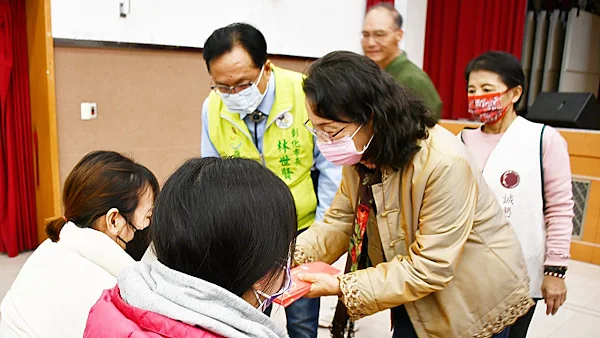 ▲大通電子總經理王寶雍由林世賢市長陪同逐一發放春節慰問金。（記者林明佑攝）