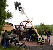 und mit Muskelkraft und technischer Hilfe aufgestellt. (maibaum habach aufstellung)