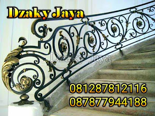 Model railing tangga klasik dengan kombinasi ornamen daun 3D cocok untuk rumah mewah klasik.