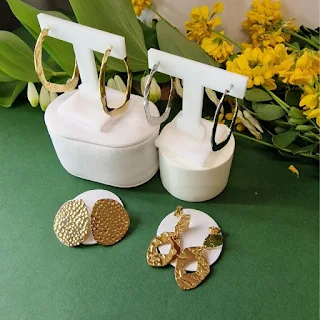 boucles d'oreilles anneaux martelées en acier doré