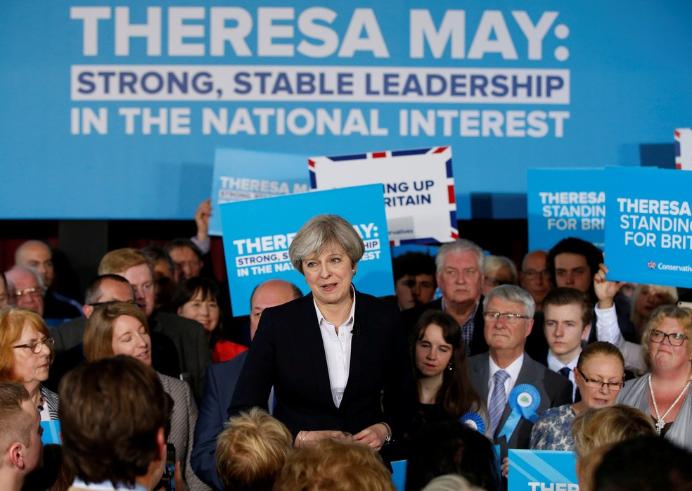 Partido de May tem 12 pontos de vantagem em pesquisa na véspera da eleição britânica