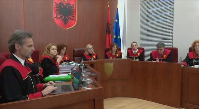 Durante i lavori alla Corte Costituzionale albanese