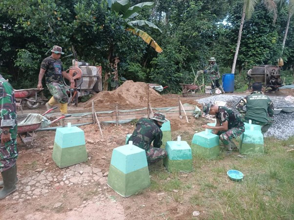 Persiapan Menyambut HUT Kemerdekaan RI Ke-76, Satgas TMMD Ke-111 Kodim 1207/Pontianak Mulai Mengecat Tatakan Tiang Bendera