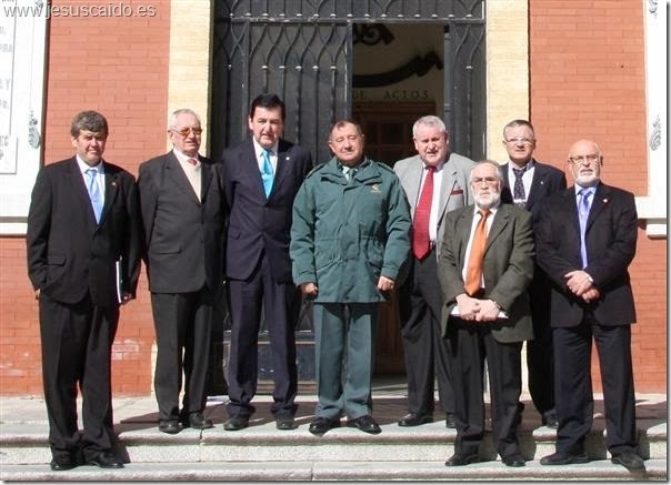 Componentes de la Cofradía, capitán Recio y general Masegosa en la puerta principal del edificio