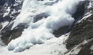 nine-people-including-officer-die-in-avalanches-in-kashmir