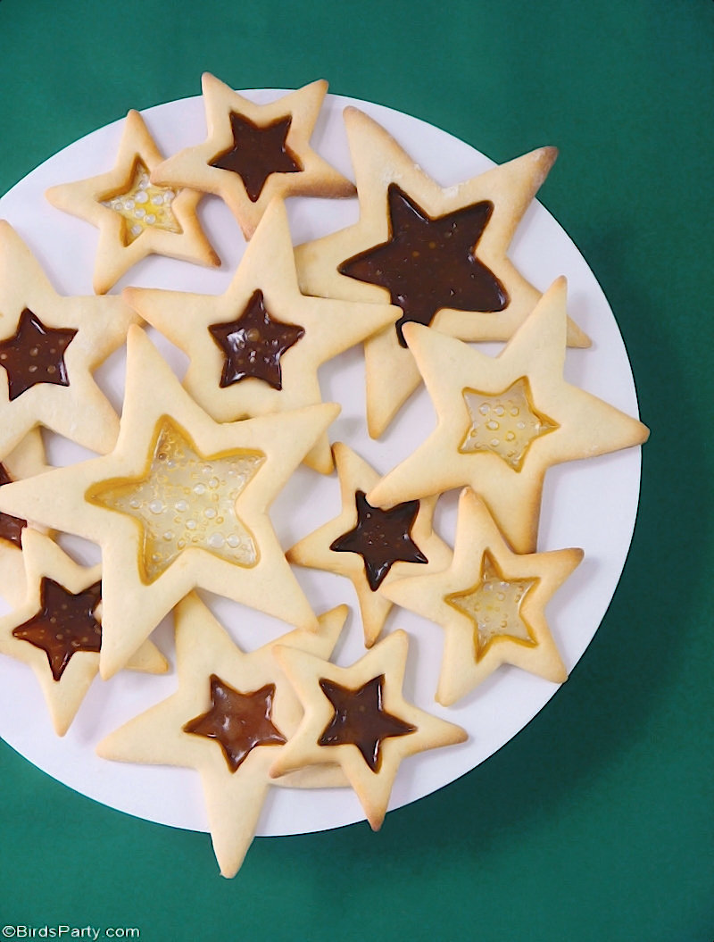 Recette de biscuits étoiles de Noël au caramel - de jolis biscuits faciles à préparer avec toute la famille ce Noël! Fait aussi un excellent cadeau!