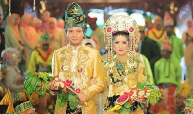 Get closer to traditional clothes throughout Indonesia