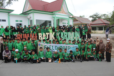 Foto Bersama di Depan Rumah Batik Karimun