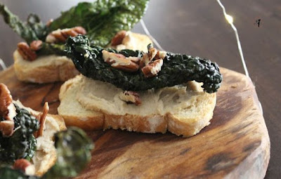 antipasto-di-natale-crostini-con-hummus-cannellini-chips-cavolo-nero-friggitrice-ad-aria