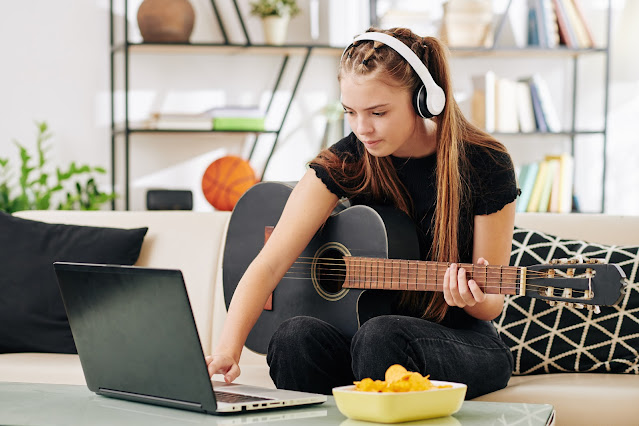 The Ultimate Showdown: Online vs In-Person Music Lessons – Which is More Effective?