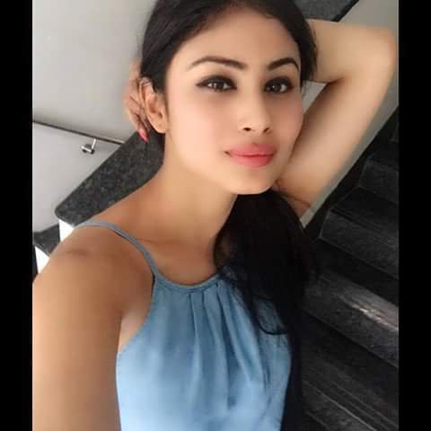 mouni-roy-cute-selfie