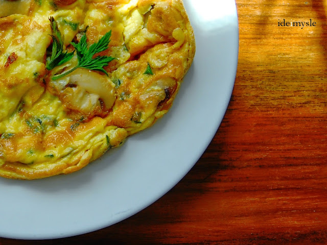 jadalne pędy chmielu, chmielowe szparagi, jadalne chwasty, dzikie rośliny jadalne, omlet jajeczny, przepis na pędy chmielu, hop shoots recipe, humulus