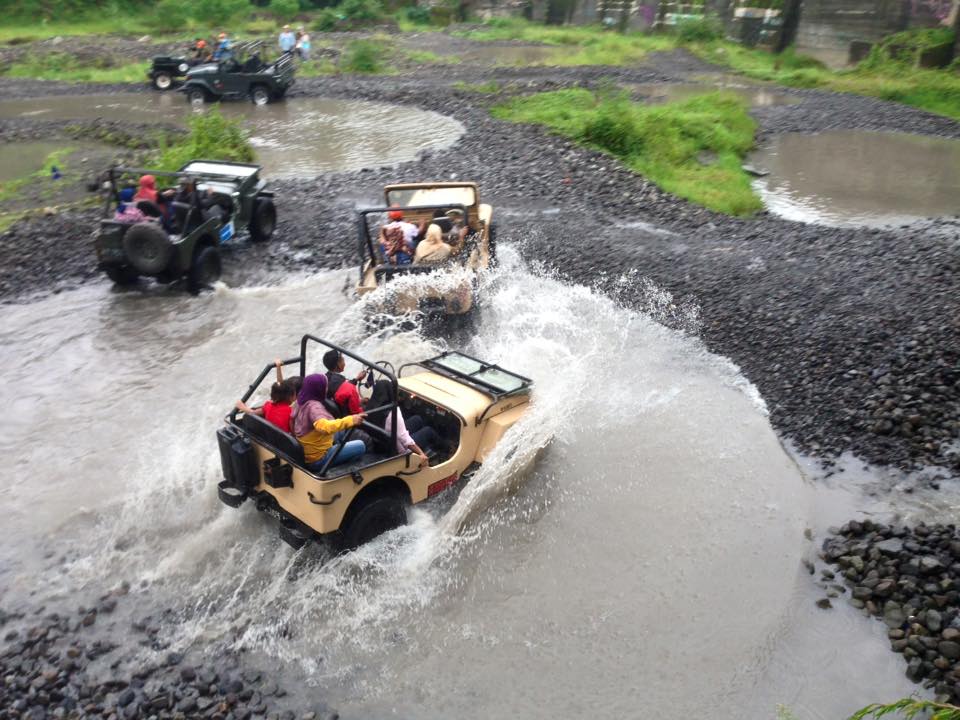 Serunya Wisata  Air Dengan Jeep Di Kali Kuning Merapi  