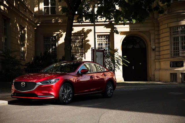 Front 3/4 view of 2018 Mazda 6 Signature