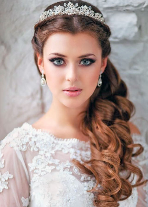 Peinados para novia con corona: Semirecogido griego