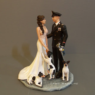 cake topper personalizzato sposo in divisa coppia di sposini con tre cani decorazioni torte orme magiche