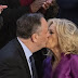 Mulher de Biden e marido de Kamala Harris se cumprimentam com beijo na boca; veja