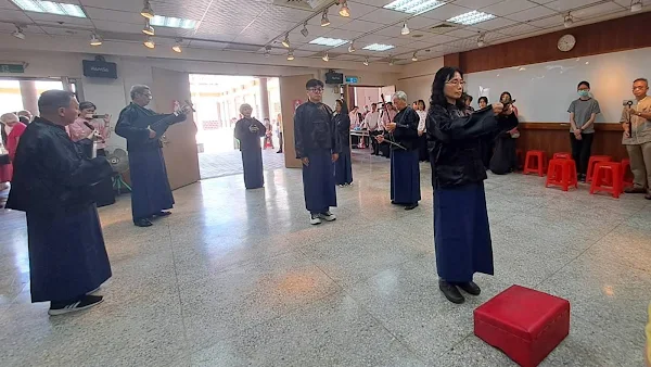 ▲彰化縣文化局長張雀芬擔任主祭官，祭典遵循傳統儀制，以南管清雅樂音敬獻郎君，典禮莊重，樂聲悠揚，令人感受到傳統文化的深厚內涵與歷久彌新的風采。（彰化縣文化局提供）