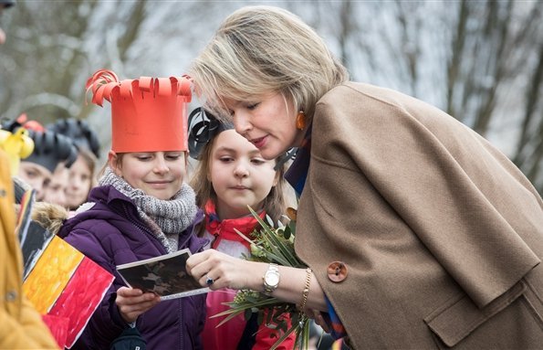 Queen Mathilde visited the school Athénée Royal d'Esneux in Esneux. Queen Mathilde wore Natan camel dress and Natan wool blouse