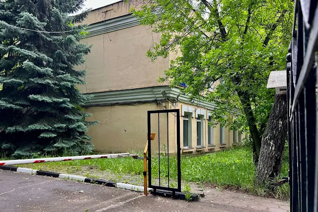 улица Багрицкого, бывшее Кунцевское коммерческое училище / школа № 1 города Кунцево / детский приют / школа № 804 / школа рабочей молодёжи / офис компании «Трансинжстрой» (здание построено в 1913 году, перестроено в 1948 году)