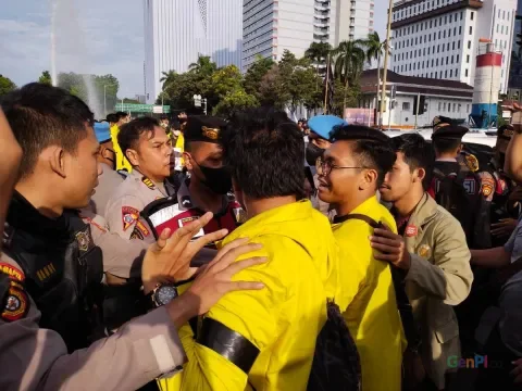 Ingin Blokade Jalan Saat Demo, Mahasiswa dan Polisi Saling Dorong